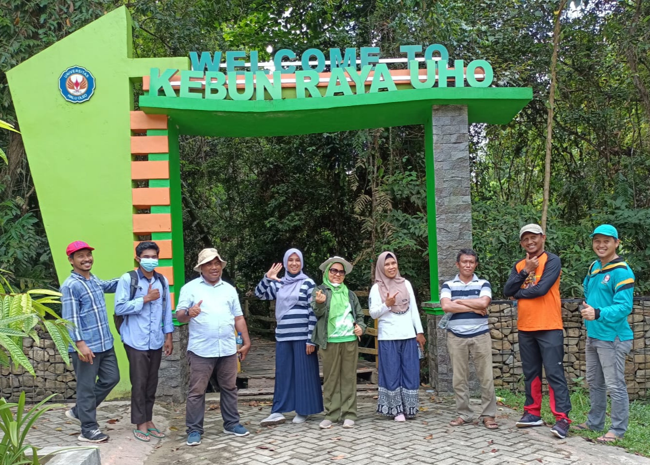 Ketua Asosiasi Mikoriza Indonesia (AMI), Prof Husna (kaos hijau) bersama tim saat menyambangi Kebun Raya UHO tempat Gerakan Nasional Penanaman Pohon Terancam Punah Indonesia. (Foto: Ist)