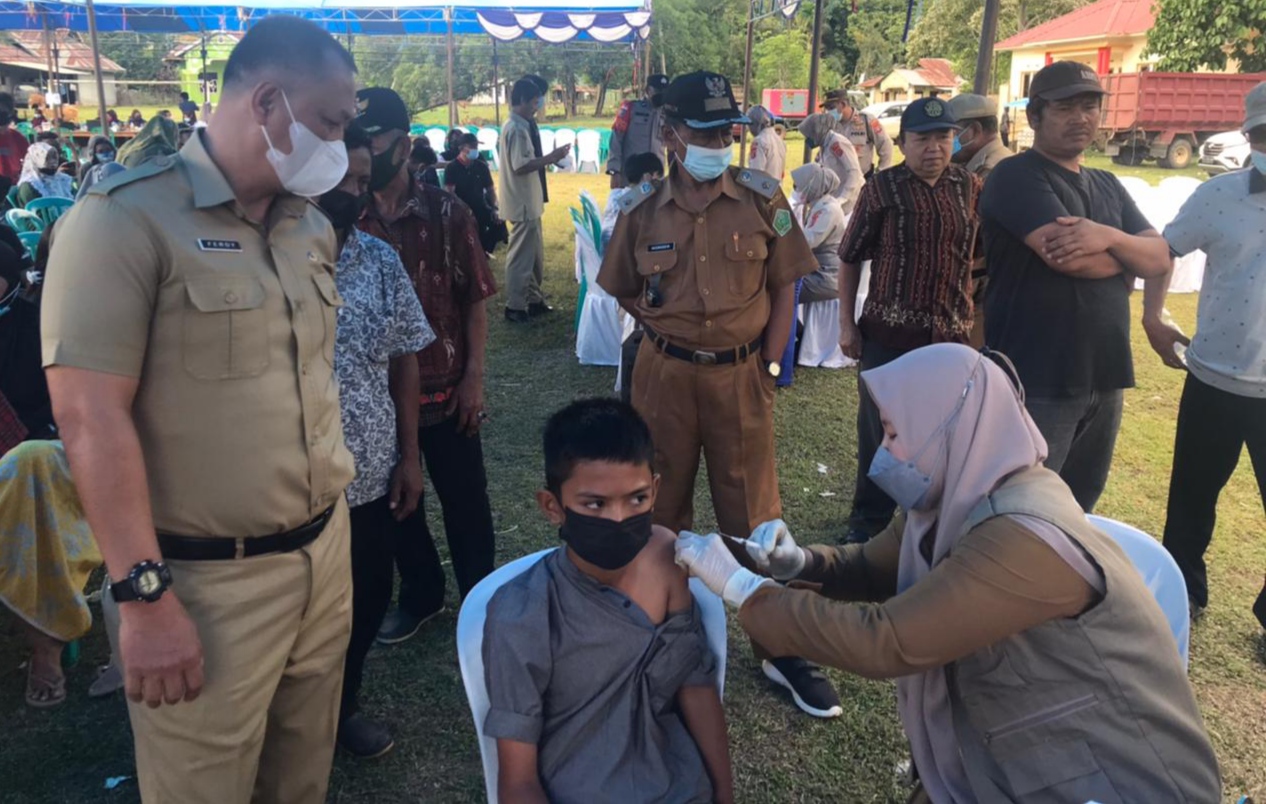 Sekretaris Daerah Konawe, Ferdinand Sapan, meninjau pelaksanaan vaksinasi massal di Kecamatan Sampara. (Foto: Ist)
