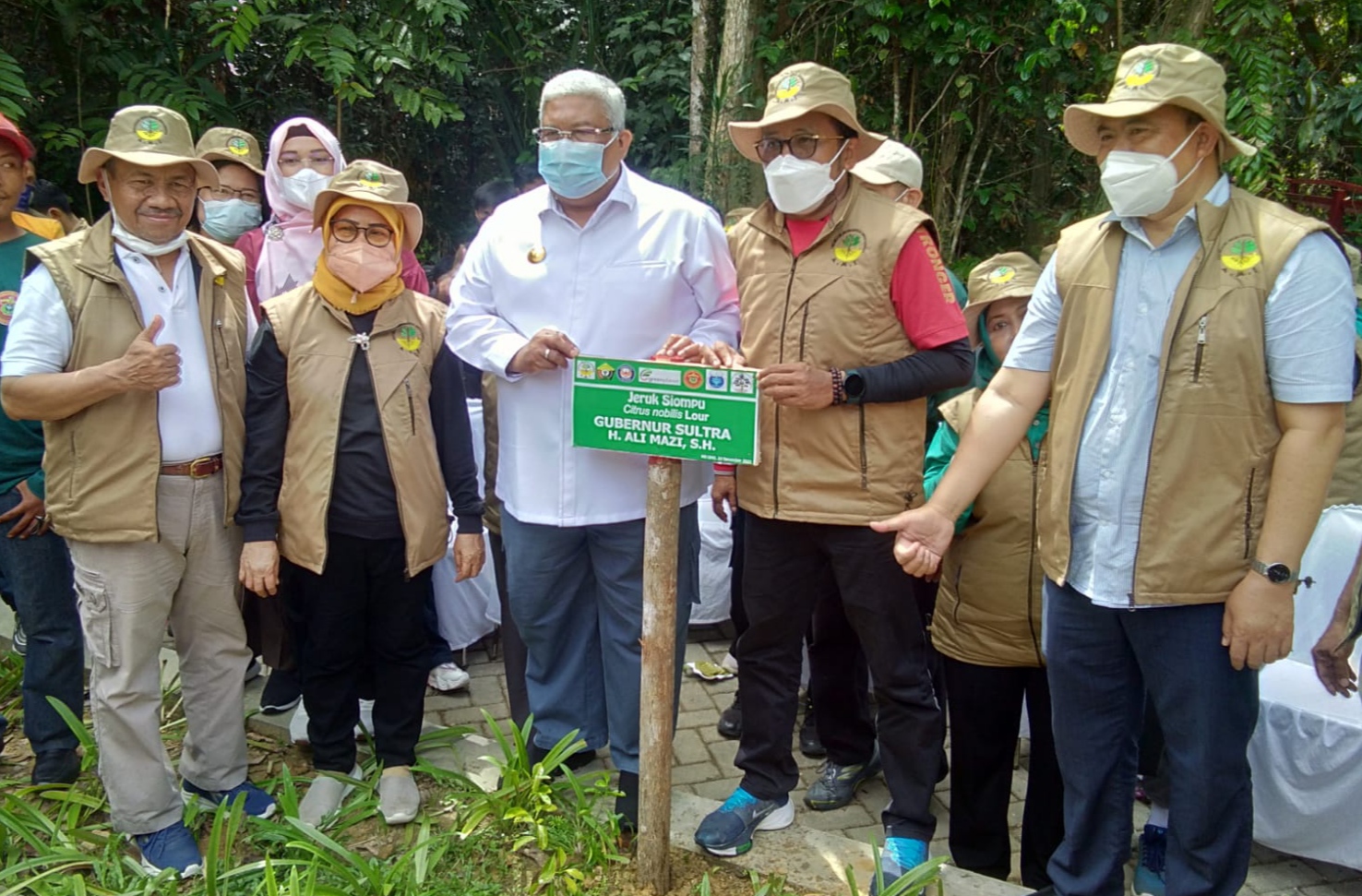 Ketua AMI Prof Husna (kedua dari kiri) mendampingi Gubernur Sultra, Ali Mazi (kemeja putih) usai penanaman pohon terancam punah di Kebun Raya UHO. (Foto: Hasrul Tamrin/SULTRAKINI.COM)