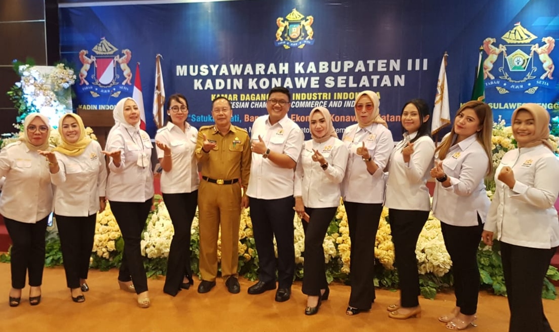 Adi Jaya Putra (tengah) kembali didapuk sebagai Ketua Umum Kadin Konsel periode 2021-2026 berpose bersama Sekda dan Panitia. (Foto: Ist)
