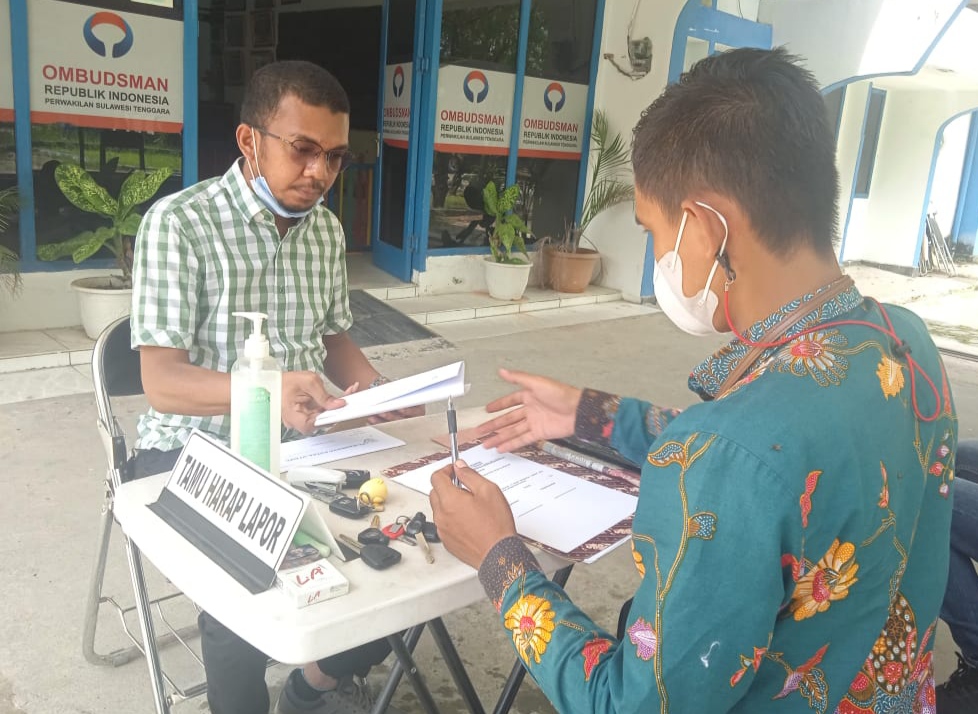 Direksi PT Mandava, Rafi Sumardi saat melapor di Kantor Ombudsman Sultra. (Foto: Hasrul Tamrin/SULTRAKINI.COM)