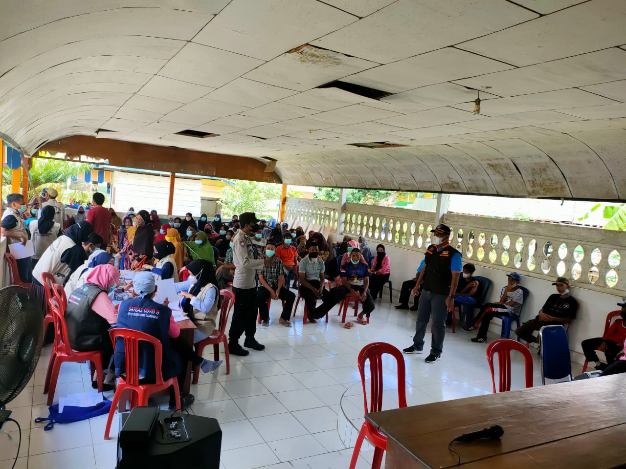 Suasana proses vaksinasi di Kecamatan Lalolae. (Foto: Hasrianty/SULTRAKINI.COM)