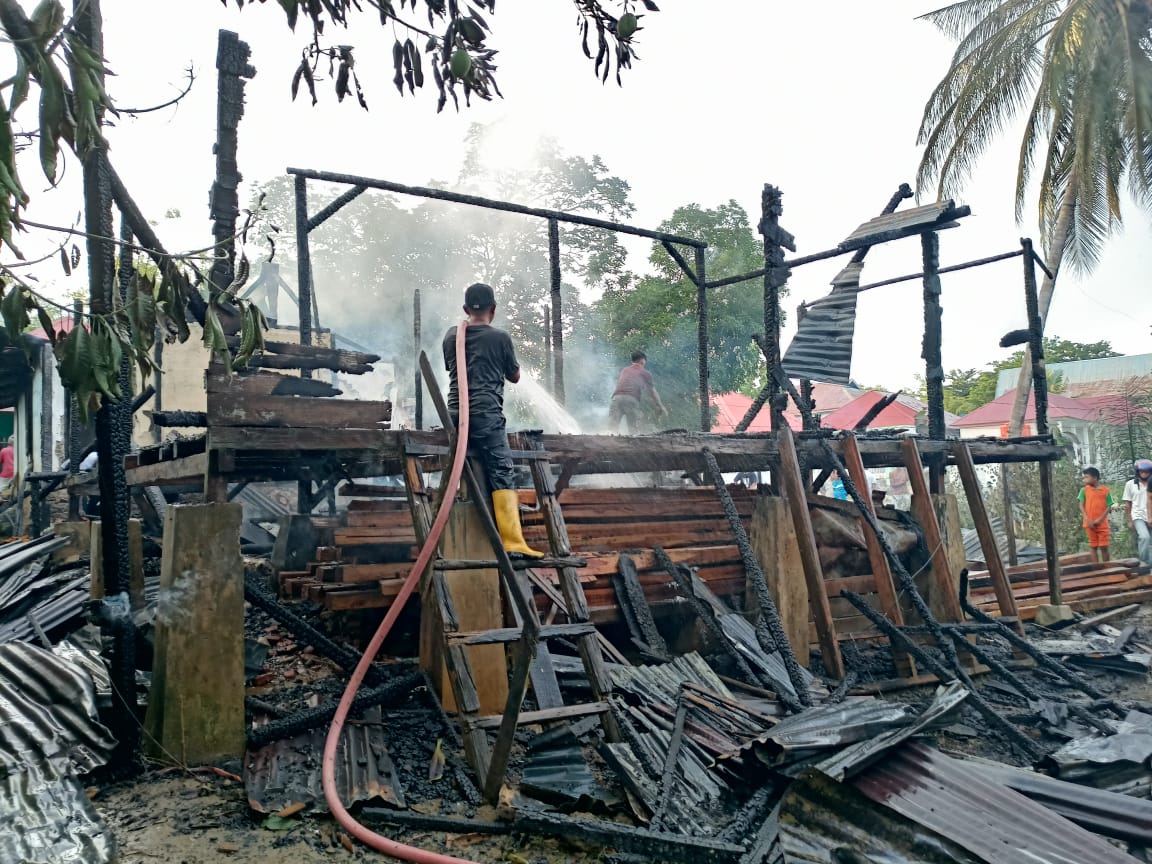Rumah warga yang kebakaran di Jalan Kasuari Kelurahan Raha III Kecamatan Katobu Kabupaten Muna, (Foto: LM Nur Alim/SULTRAKINI.COM) ﻿