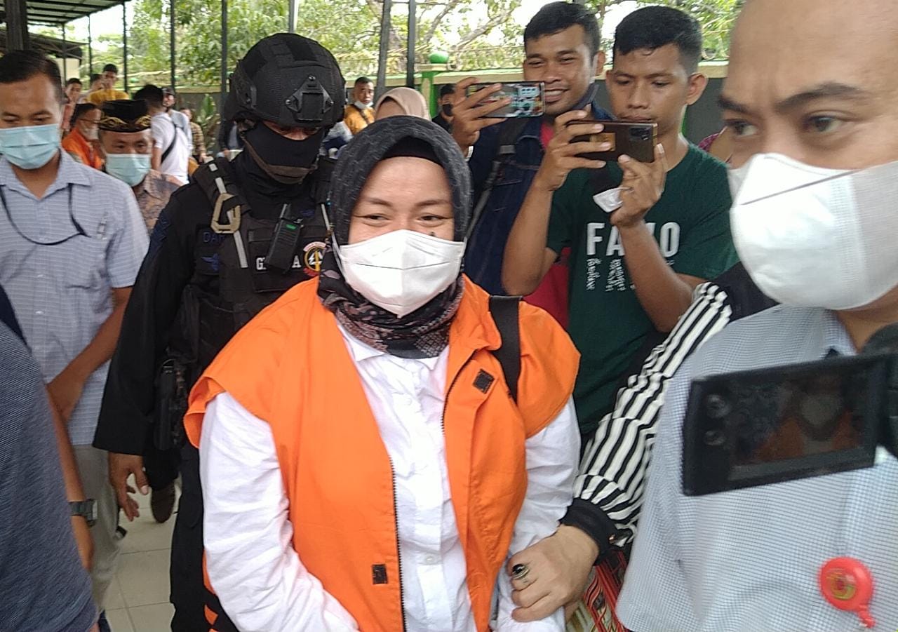 Andi Merya Nur saat digiring masuk ke mobil tahanan Kejari. (Foto: Riswan/SULTRAKINI.COM)
