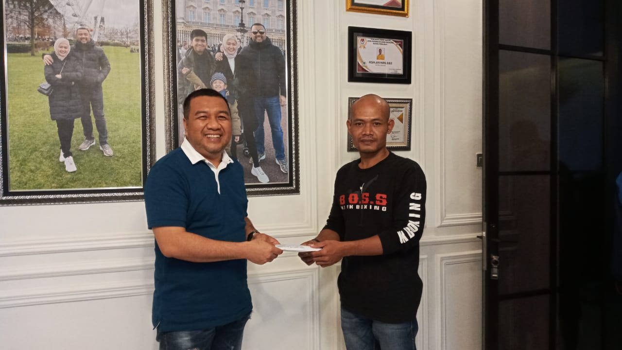 AJP menyerahkan bantuan secara langsung kepada Pelatih Muay Thai Sultra, Musa, Senin (31/1/2022). (Foto: Al Iksan/SULTRAKINI.COM)