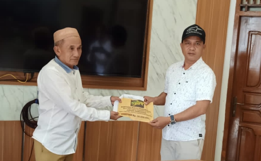 Bendahara Umum Partai Gerindra Sultra, Andi Agus menyerahkan bantuan kepada Ketua DPC Gerindra Konsel, H Muhlis M (Foto: Ist)