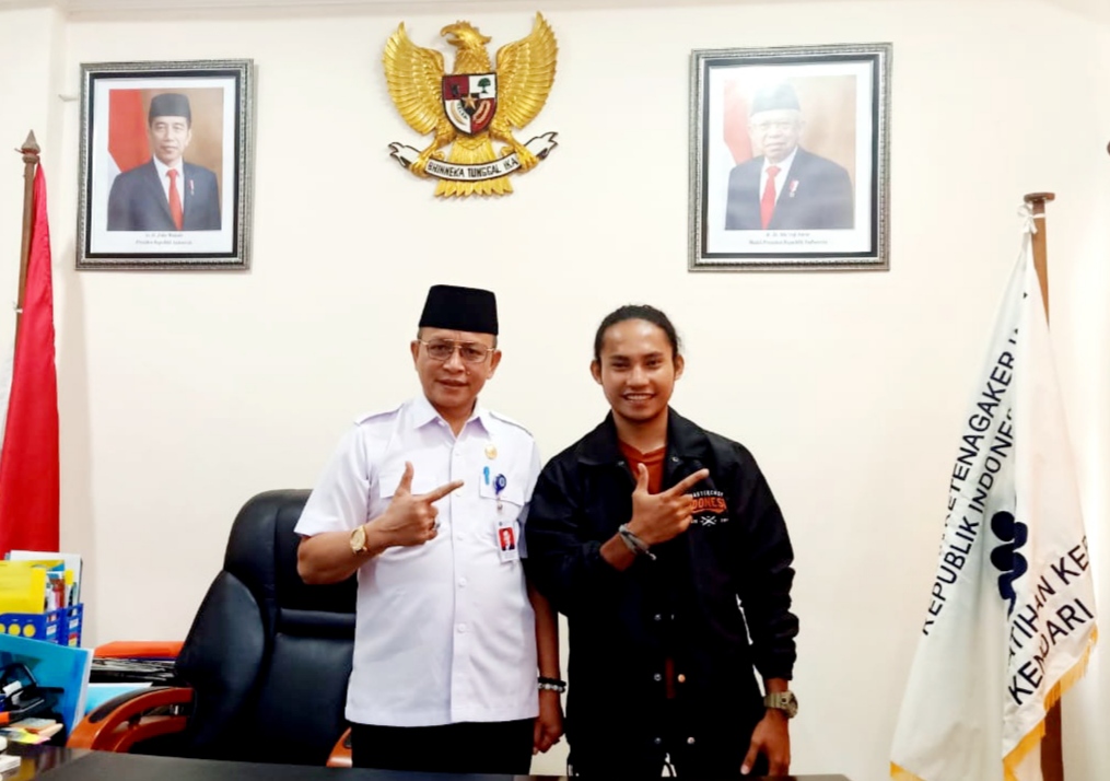 Jebolan MCI La Ode Saiful Rahman (kanan) bersama Kepala BLK Kendari La Ode Haji Polondu (kiri). (Foto: Ist)