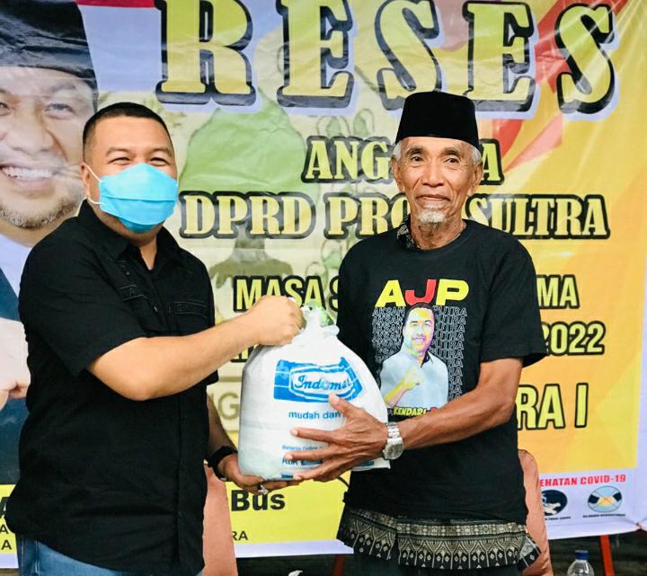 Anggota DPRD Sultra, Aksan Jaya Putra saat menyerahkan sembako (Foto: La Niati/SULTRAKINI.COM)