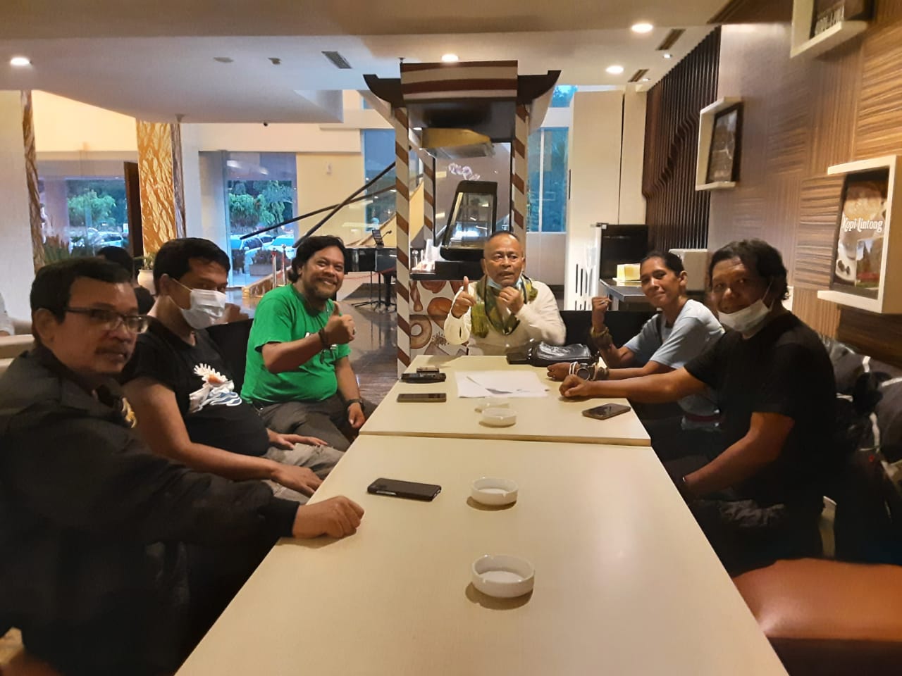 Ketua Umum PWI Pusat Atal S Depari (tengah) menyambut kedatangan tim motoris Jelajah Kebangsaan Wartawan PWI di Claro Hotel, Kendari, Kamis sore (4/2/2022). (Foto: Ist) ﻿