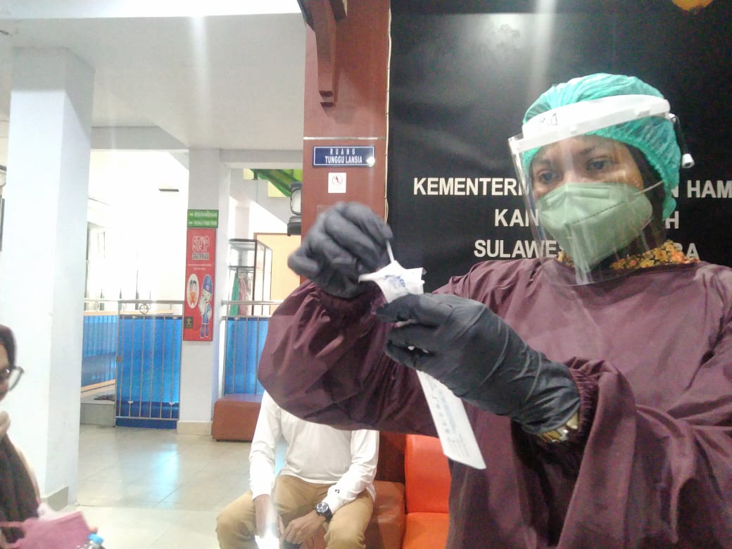 Petugas kesehatan saat melakukan tes swab kepada pegawai Kemenkumham Sultra (Foto: Dok. Humas KemenkumHAM)