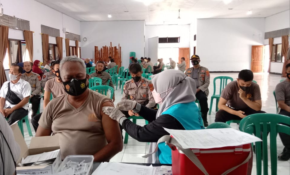 Personil Polres Baubau saat menerima vaksin Booster (Foto: Aisyah Welina/SULTRAKINI.COM)