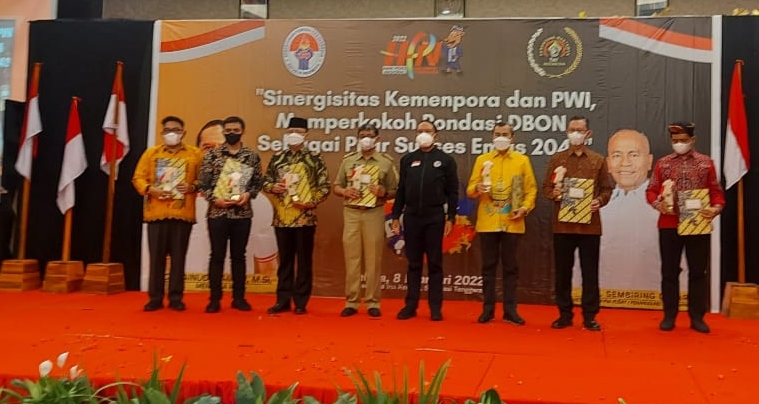 Gubernur Sultra diwakilkan oleh Asisten II Pemprov Sultra (keempat dari kiri) bersama perwakilan gubernur lainnya saat menerima penghargaan dari SIWO. (Foto: Hasrul Tamrin/SULTRAKINI.COM) ﻿