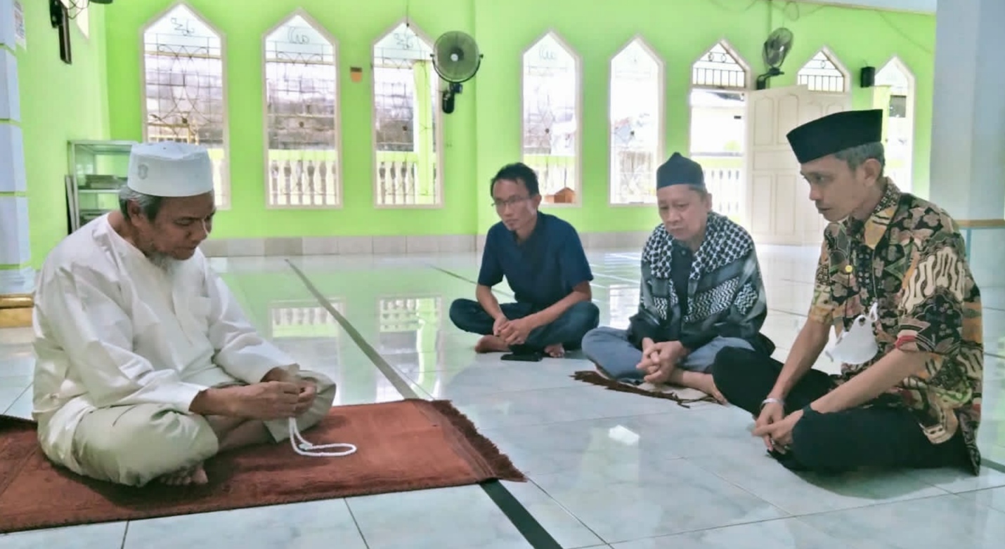 Iwan Rompo (kanan) saat melakukan silaturahmi dengan Prof. Mahmud Hamundu sesaat sebelum berangkat ke Jakarta. (Foto: Ist)