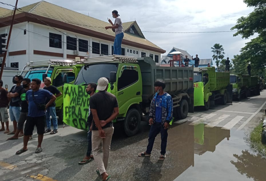Ratusan sopir kendaraan Dump Truk menolak kebijakan penertiban Odol di DPRD Sultra. (Foto: La Niati/SULTRAKINI.COM)