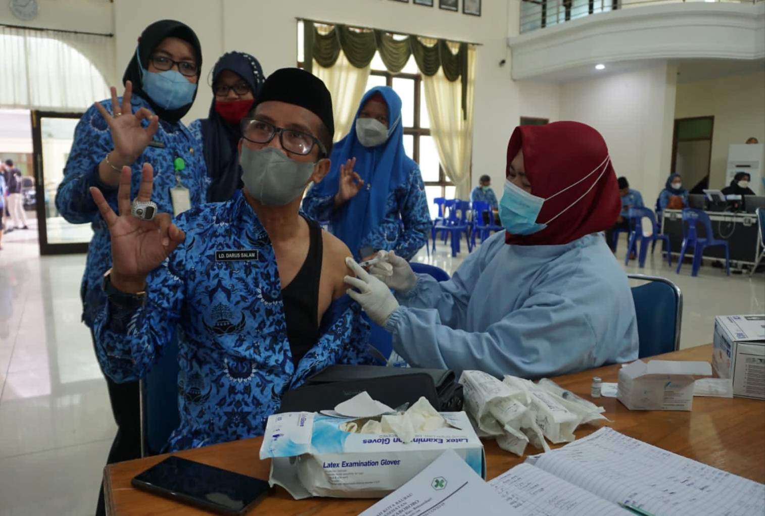 Giat vaksinasi ASN di Aula Kantor Wali Kota, Palagima. (Foto: Aisyah Welina/SULTRAKINI COM)