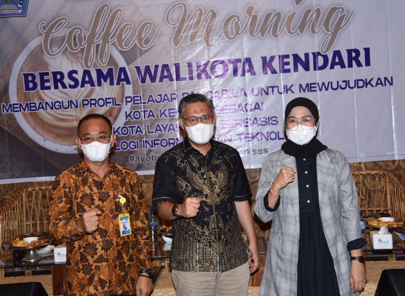 Kepala Dikmudora Kendari Makmur (kiri) bersama Wali Kota Kendari Sulkarnain K (tengah) dan moderator diskusi, Nisrina Hamid. (Foto: Ist) ﻿
