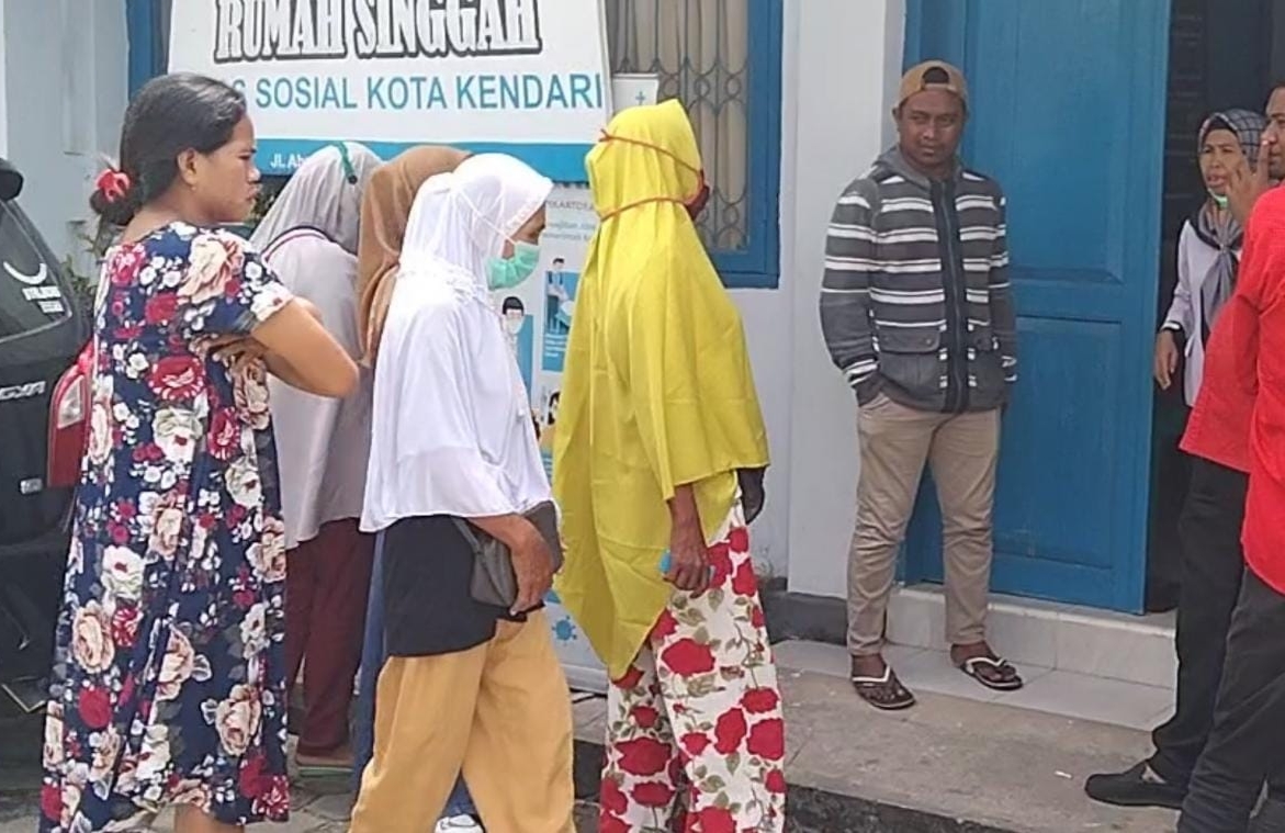 Ibu-ibu Penerima PKH datangi Kantor Dinas Sosial Kota Kendari mempertanyakan pencairan bantuan PKH. (Foto: Riswan/SULTRAKINI.COM)