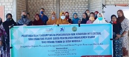 Tim pengabdian masyarakat Universitas Muhammadiyah Buton telah melaksanakan PKM pada Usaha kecil dan menengah Sarung Tenun Abantara Mandiri di Desa Wabula I, Kecamatan Wabula, Kabupaten Buton, 2021 lalu. (Foto: Ist)