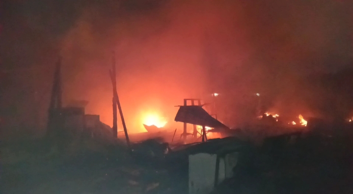 Belasan kios hangus terbakar (Foto: La Niati/SULTRAKINI.COM)