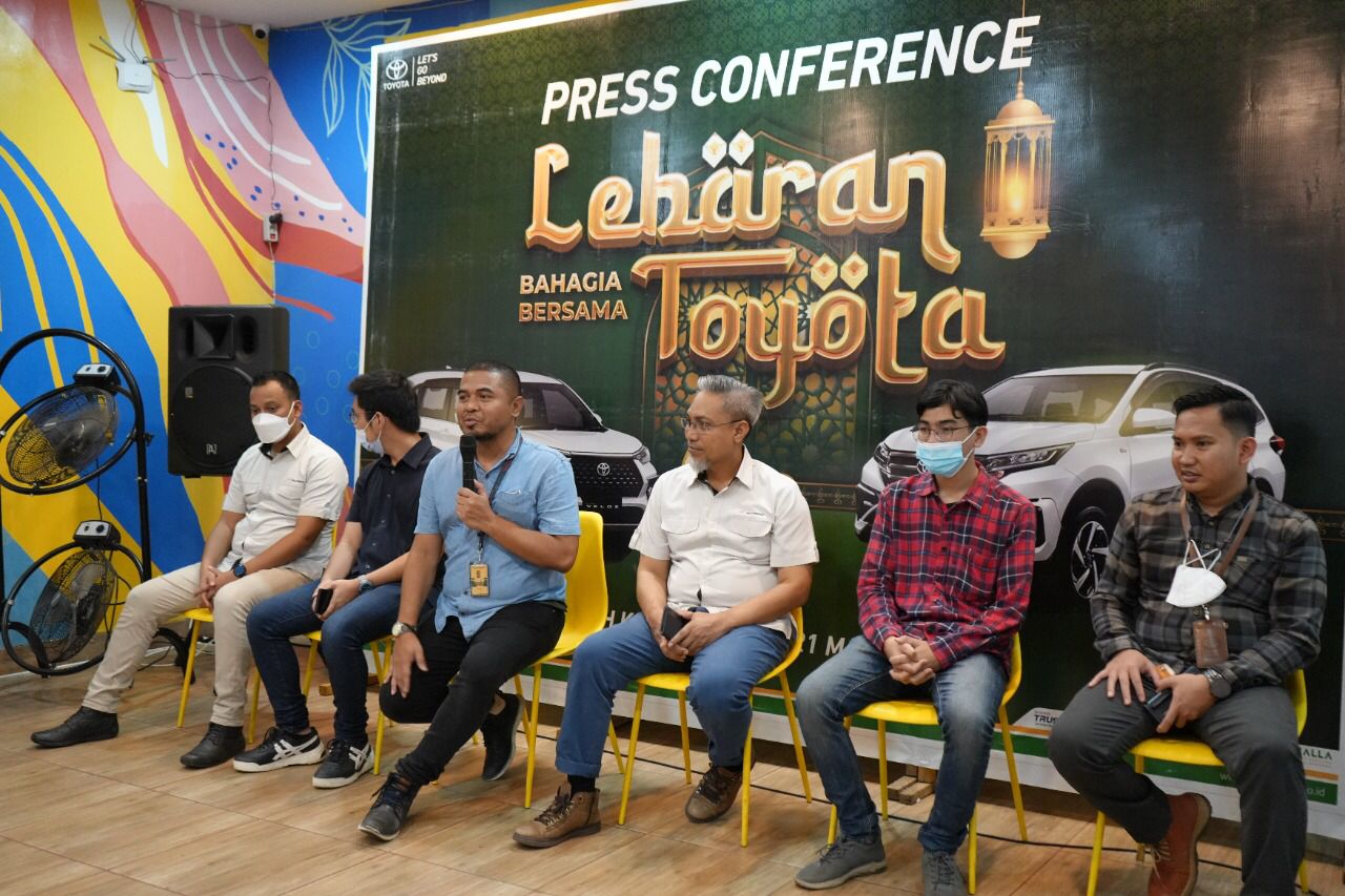 Jajaran pimpinan dan kepala cabang Kalla Toyota Kendari saat menggelar konferensi pers Lebaran Bahagia Bersama Toyota, Senin (21/3/2022). (Foto: Hasrul Tamrin/SULTRAKINI.COM)