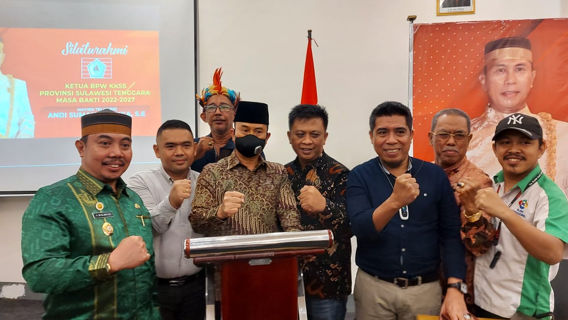 Ketua terpilih BPW Kerukunan Keluarga Sulawesi Selatan Sultra, Andi Sumangerukka bersama pengurus (Foto: La Niati/SULTRAKINI.COM)