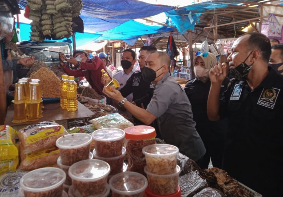 Ketua Komisi II DPRD Kendari, Andi Sulolipu bersama anggota saat melakukan sidak di Pasar Sentral Kota (Foto: La Niati/SULTRAKINI.COM)