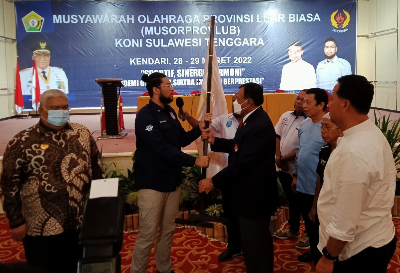 Ketua KONI Sultra, Alvian Taufan Putra saat menerima pataka dari Wakil Ketua Koni pusat (Foto: La Niati/SULTRAKINI.COM)