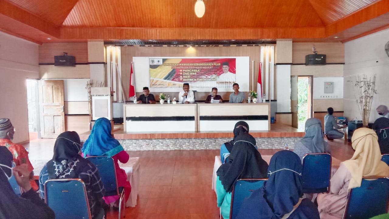 Sosialisasi wawasan kebangsaan Ketua DPRD Wakatobi di Kelurahan Wandoka Selatan, Kecamatan Wangi-wangi, Jumat (1/4/2022). (Foto: Amran Mustar Ode/SULTRAKINI.COM)
