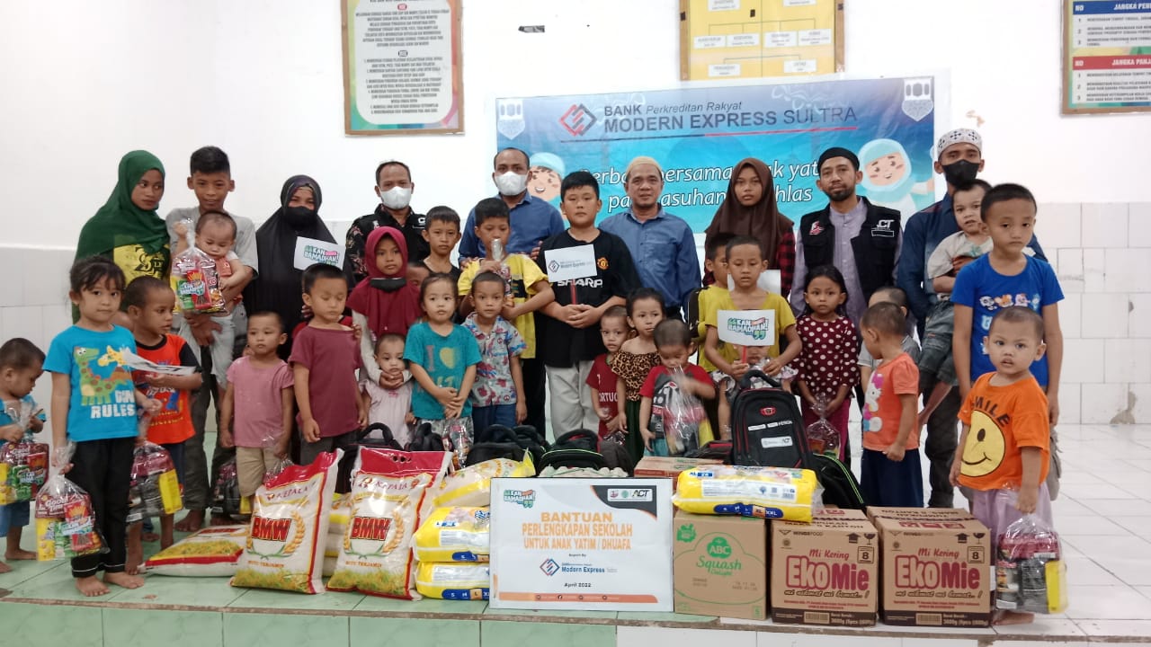 BPR Modern Express Sultra menyerahkan bantuan kepada anak-anak yatim piatu di Panti Asuhan Lembaga Kesejahteraan Sosial Anak (LKSA) Al-Ikhlas Baruga. (Foto: Rohiyani/SULTRAKINI.COM)