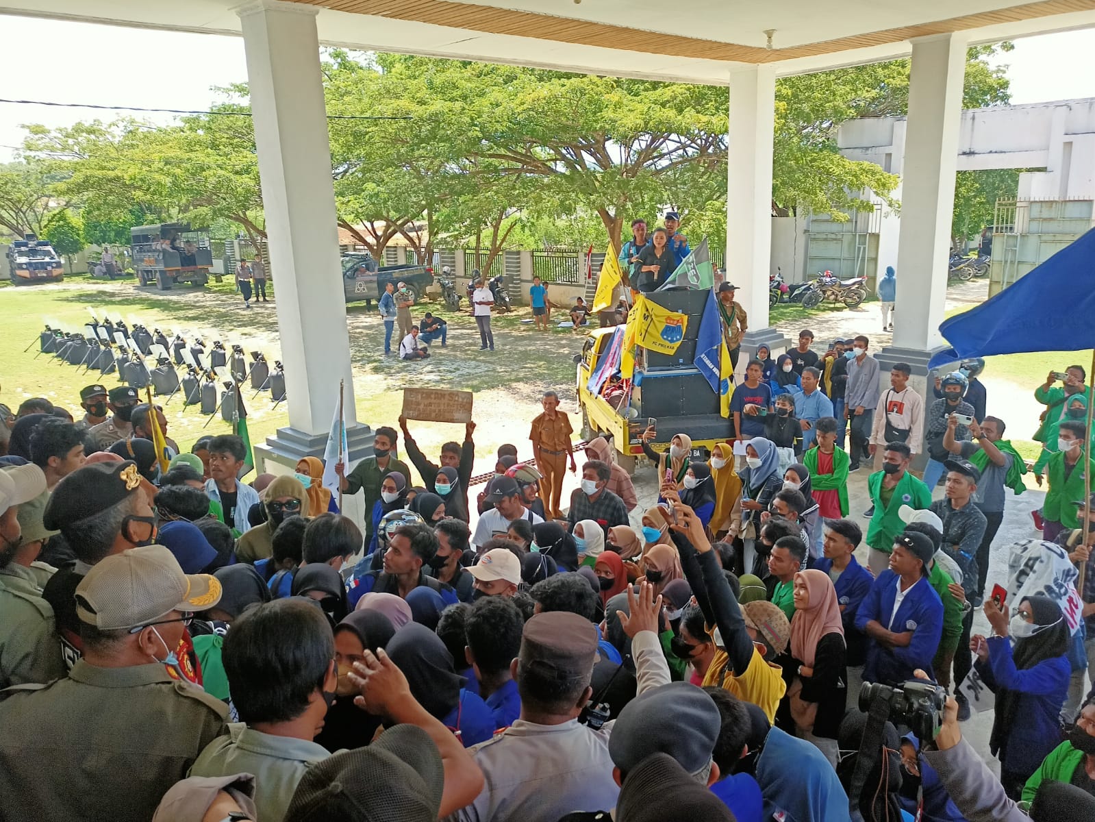 Aksi demostrasi Aliansi Mahasiswa di Kabupaten Muna memaksa masuk di gedung DPRD Muna, (Foto: LM Nur Alim/SULTRAKINI.COM)