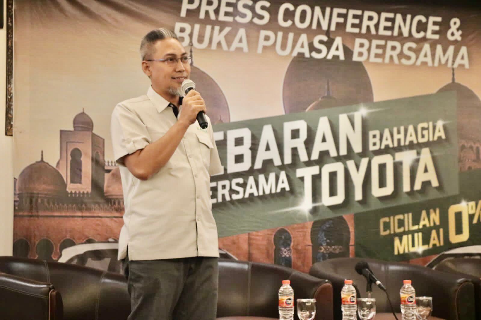 Kepala Cabang Kalla Toyota Kendari, Abdul Wahab Ramli saat memaparkan capaian Kalla Toyota Kendari, (Foto: Wa Rifin/SULTRAKINI.COM)