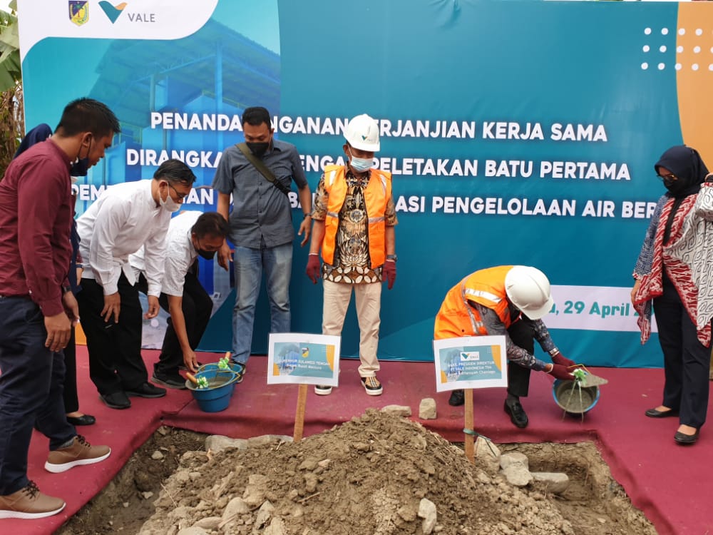 Gubernur Sulteng, Rusdy Mastura saat meletakkan batu pertama pembangunan IPA di Watutela. (Foto: Ist)