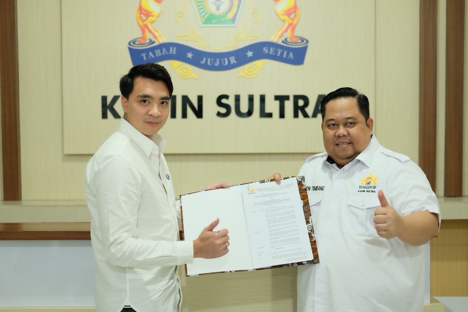Ketua Kadin Sultra, Anton Timbang saat menyerahkan SK pengurus Kadin Konawe. (Foto: Ist)