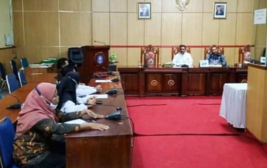 Pimpinan dan anggota DPRD Wakatobi saat menerima aspirasi dari para perangkat desa (Foto: Ist)