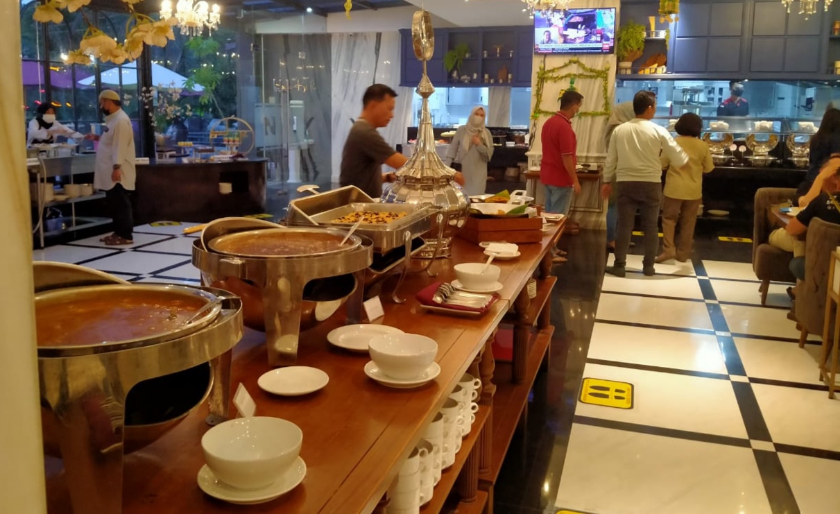 Suasana Kuliner Ramadan Swiss-Belhotel saat buka puasa. (Foto: Riswan/SULRAKINI.COM)