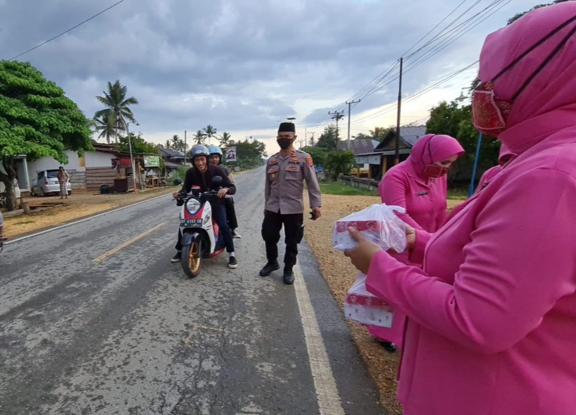 Kegiatan berbagi Takjil dan Masker ke pengguna jalan. (Foto: Riswan/SULTRAKINI.COM)