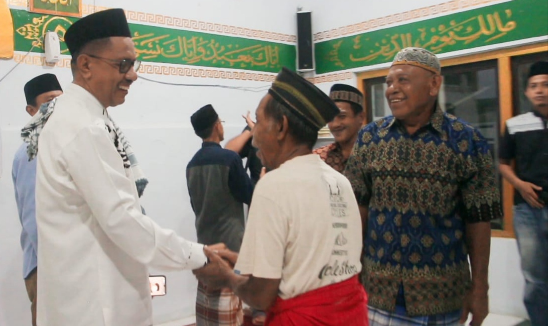 Ketua DPRD Kabupaten Wakatobi, Hamiruddin (kiri) safari Ramadan di masjid Desa Pookambua. (Foto: Amran Mustar Ode/SULTRAKINI.COM) ﻿