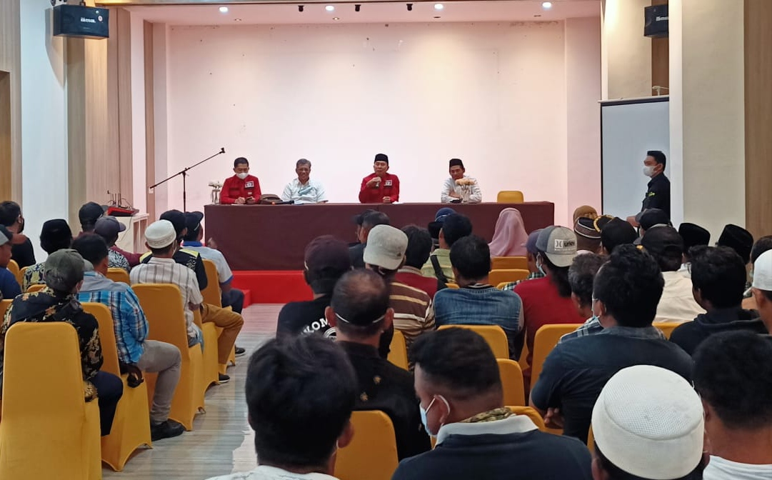 Ketua BP KKSS Provinsi Sulawesi Tenggara (Sultra), Mayjen TNI (Purn) Andi Sumangerukka saat bertemu petani dan peternak disalah satu hotel di Kota Raha, (Foto: LM Nur Alim/SULTRAKINI.COM)