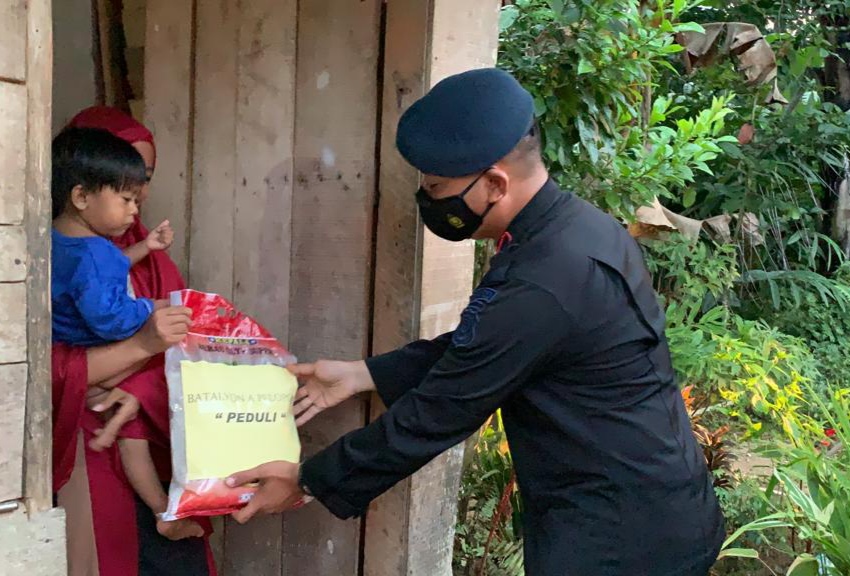 Wandanyon Ketut Arya saat memberikan bantuan ke salah satu masyarakat di Kelurahan Alolama, (Foto: Riswan/SULTRAKINI.COM)