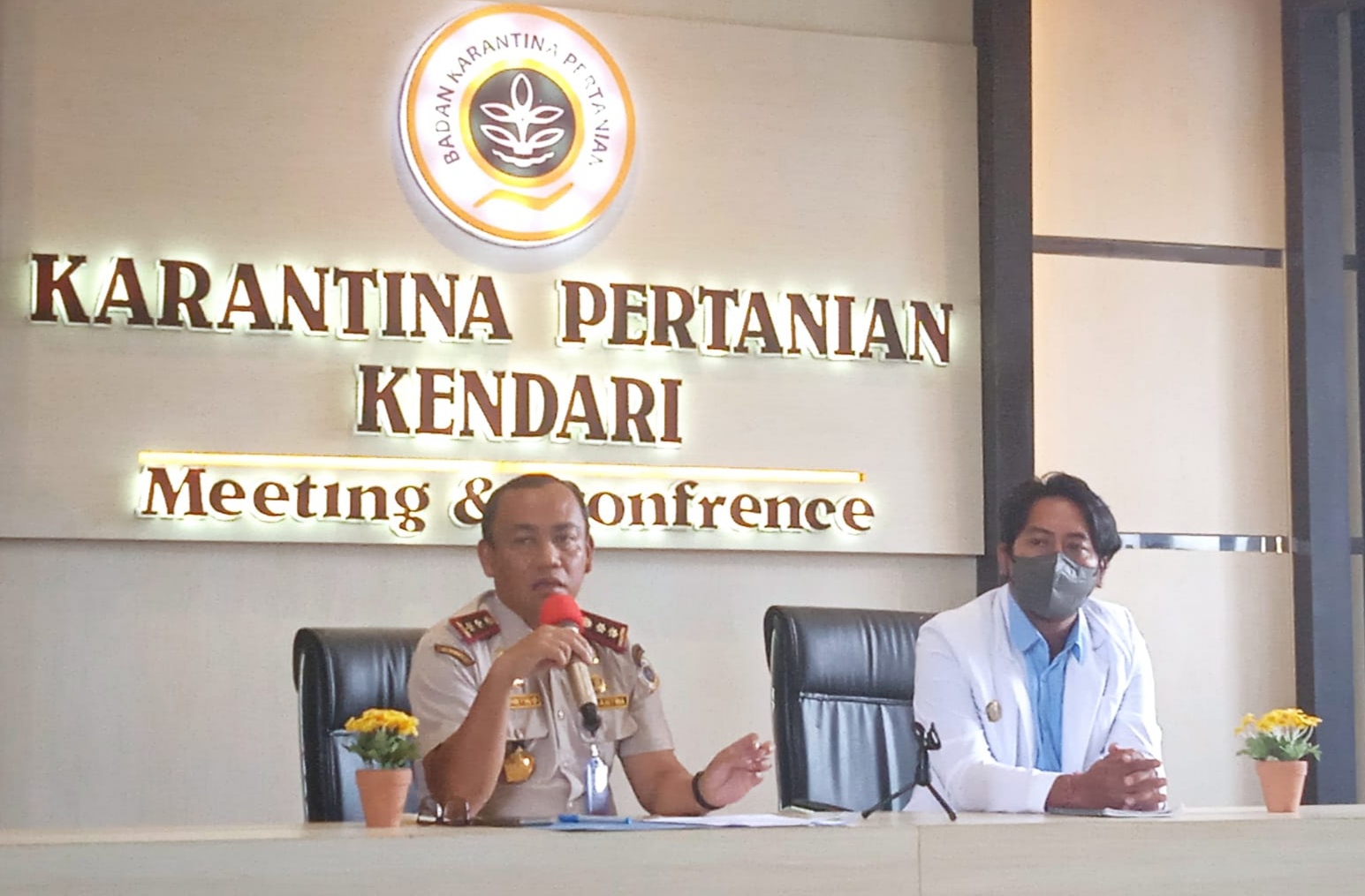 Kepala Balai Karantina Pertanian Kendari, N Prayatno Ginting bersama Dokter Hewan Drh. Putu Nara Kusuma. (Foto: Hasrul/SULTRAKINI.COM)