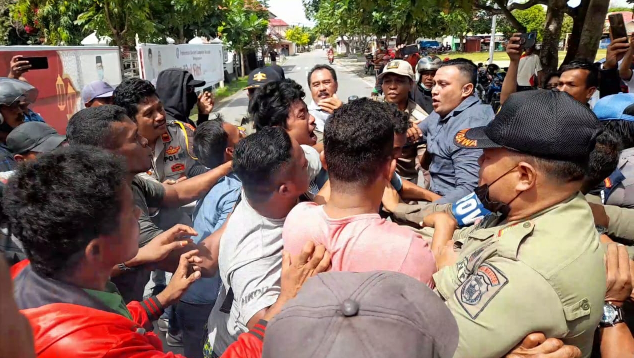 Kericuhan terjadi saat aksi penolakan tingginya harga BBM di Wakatobi. (Foto: Amran Mustar Ode/SULTRAKINI.COM)