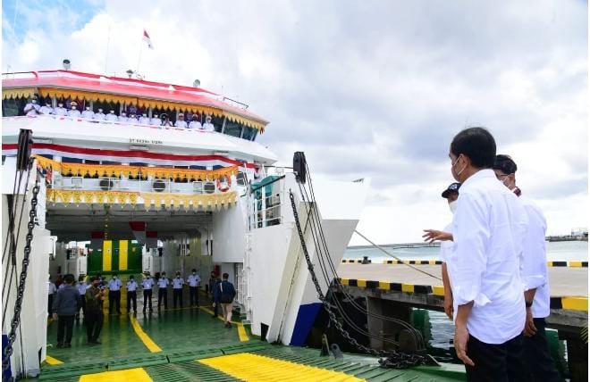 Presiden Joko Widodo saat meresmikam tiga pelabuhan dan satu kapal di Wakatobi. (Foto: Ist)