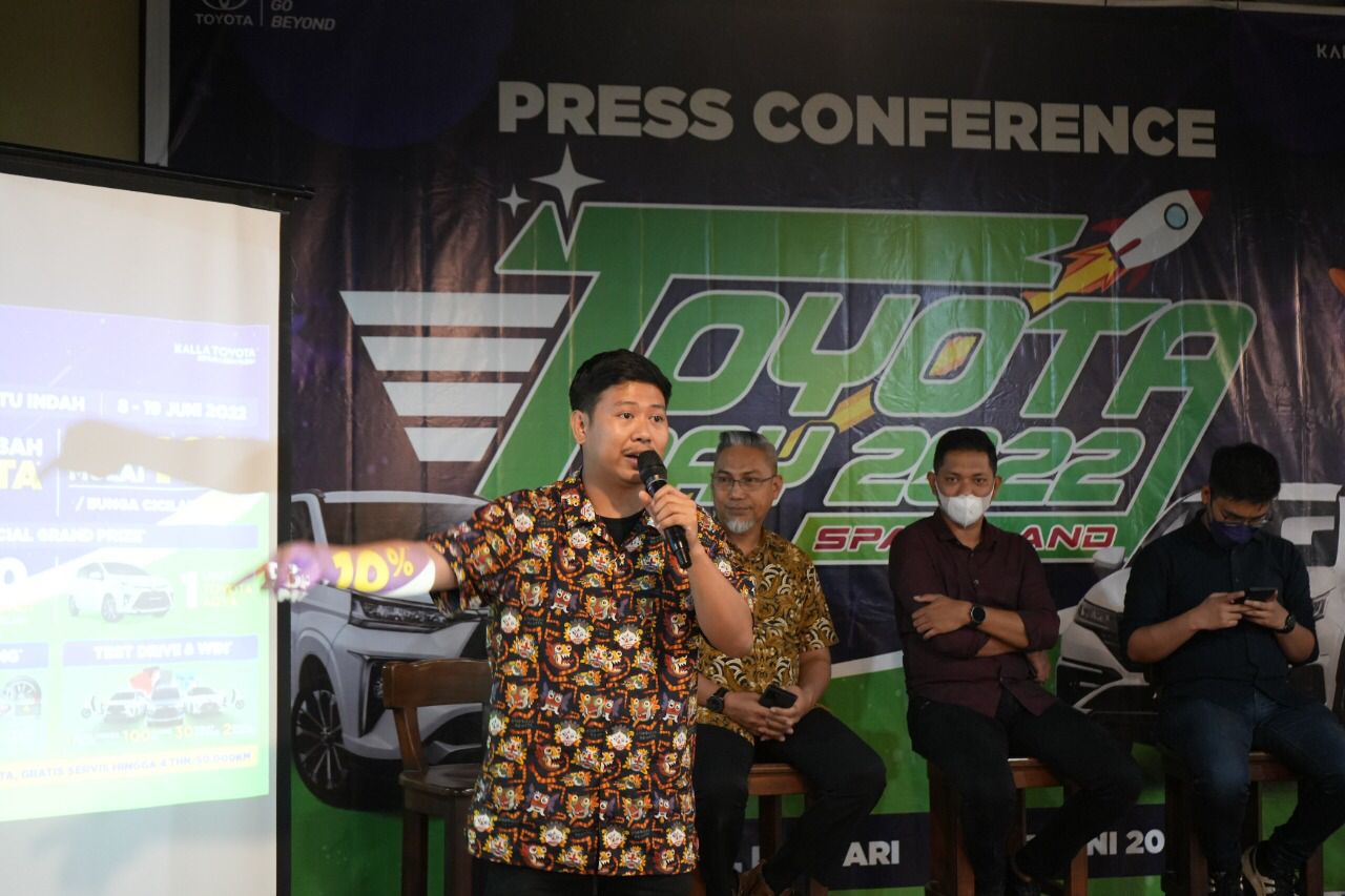 Marketing Manager Kalla Toyota, Mifta Farid S Putra, memaparkan program Toyota Day 2022. (Foto: Hasrul Tamrin/SULTRAKINI.COM)
