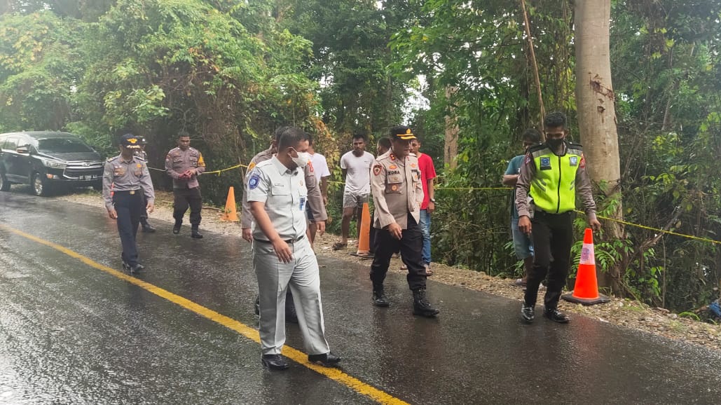 Petugas Jasa Raharja Kabupaten Kolaka Utara bersama personel kepolisian menindaklanjuti korban kecelakaan. (Foto: Ist)