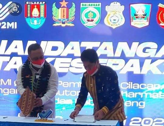 Bupati Buton La Bakry (kiri) saat menandatangani dokumen MoU dengan BP2MI di Jakarta. (Foto: Dok. Diskominfo dan Persandian Buton)