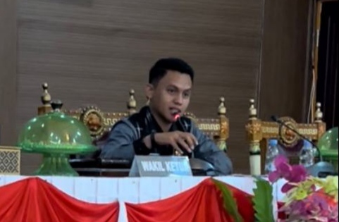 Wakil Ketua II DRPD Wakatobi, La Ode Nasrullah, saat memimpin RDP tentang anggaran transportasi jemaah haji daerah, Selasa (28/6/2022). (Foto: Amran Mustar Ode/SULTRAKINI.COM)