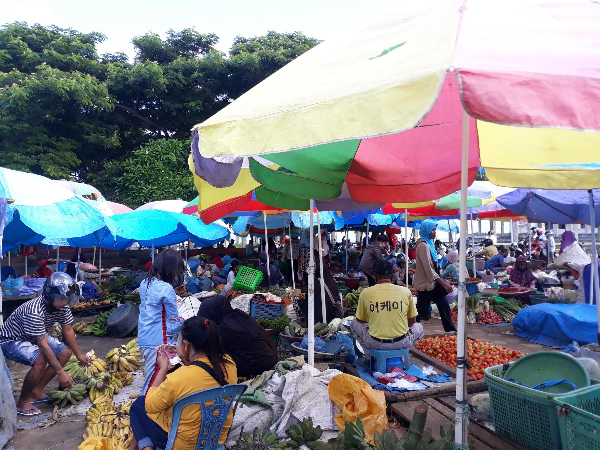 Aktivitas pedagang di Pasar Sentral Kota Baubau. (Foto: Aisyah Welina/SULTRAKINI.COM)