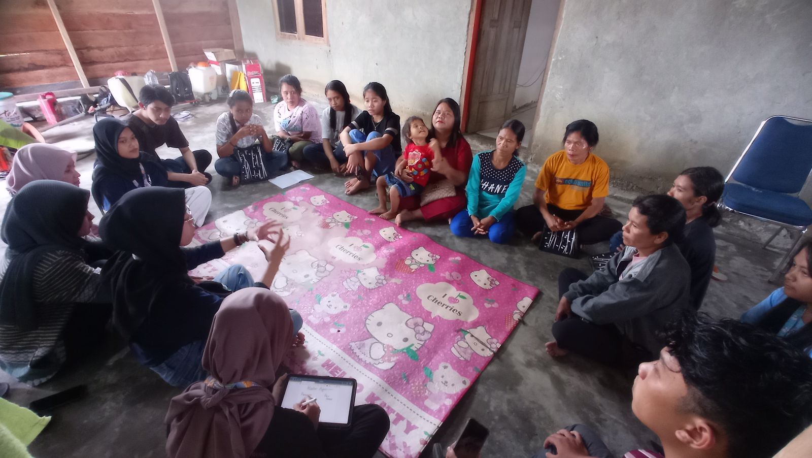 Mahasiswa KKN Tematik UGM saat mensosialisasikan Pemajuan Kebudayaan kepada masyarakat di Desa Latompa, Muna. (Foto: Ist)