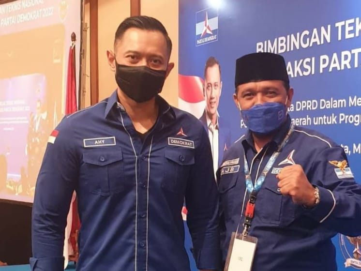 Ketua Umum DPP Demokrat, Agus Harimurti Yudhoyono (kiri) bersama Awal Jaya Bolombo (kanan). (Foto: Ist)