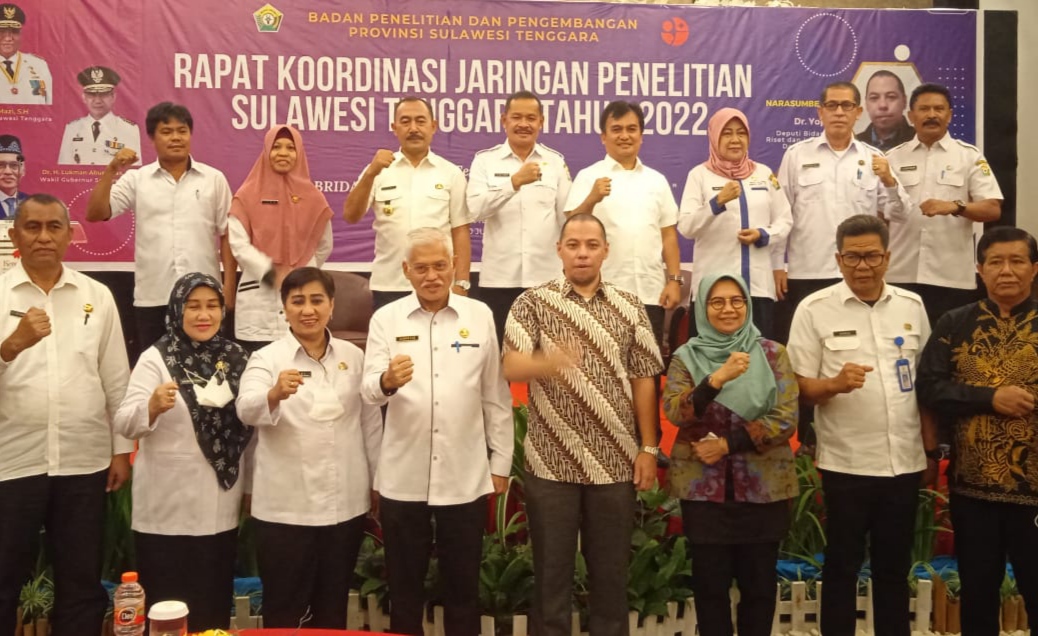 Pose bersama pembukaan Rakor Jarlit Balitbang Sultra bersama Balitbang kabupaten dan kota di Kendari, Rabu (20/7/2022). (Foto: Hasrul Tamrin/SULTRAKINI.COM)